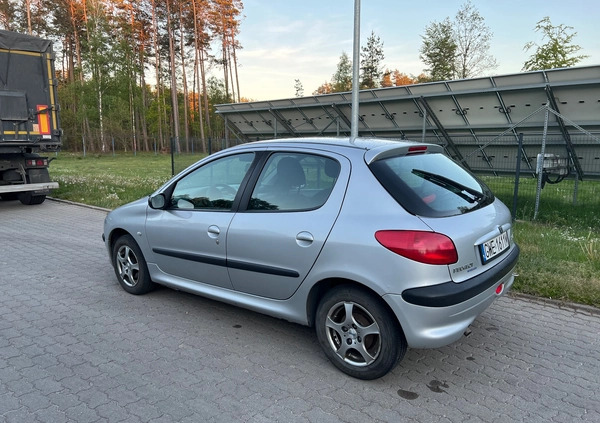 Peugeot 206 cena 4500 przebieg: 148760, rok produkcji 2002 z Jelcz-Laskowice małe 79